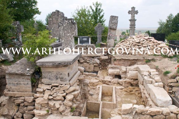 Predromanička crkva Sv.Petra u mjesnom groblju Rapovine, Livno