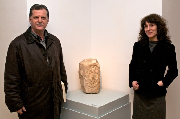 Gospodin Stjepan Jurkić i arheologinja Marija Marić Baković s posebnim ulomkom oltarne pregrade crkve sv. Petra u Rapovinama