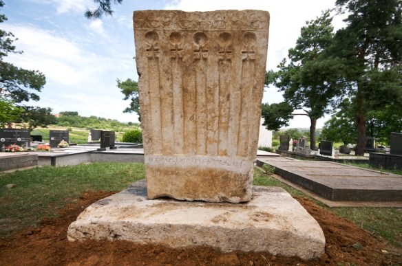 Strana biliga na kojoj se nalazi natpis Ugrina Vratušića