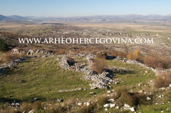 Pogled na terase gradinskog naselja Gat. U pozadini gatačko polje i Gacko.