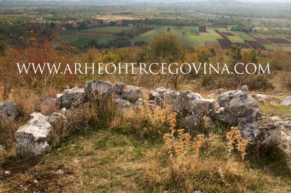 Pogled s južnog dijela središnjeg platoa na plodnu okolicu.