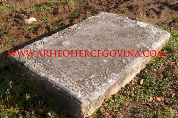 Srednjovjekovni nadgrobni spomenik ukrašen  bordurom s geometrijskim elementima.