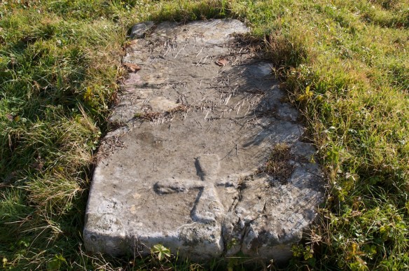 Srednjovjekovni nadgrobni spomenik u obliku ploče s motivom križa.