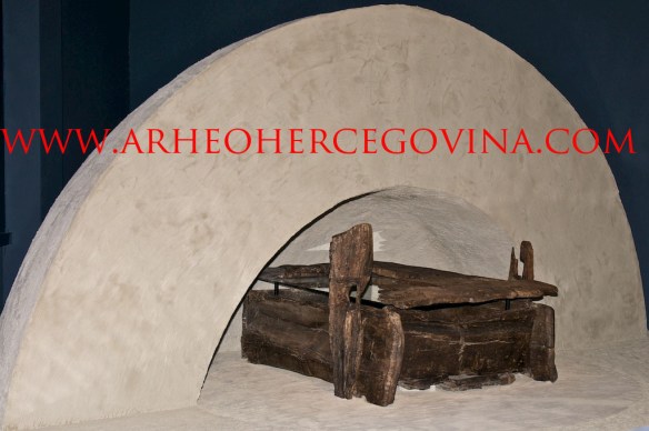 Rekonstrukcija tumula i izvorna grobna cjelina iz Pustopolja u Kupresu.