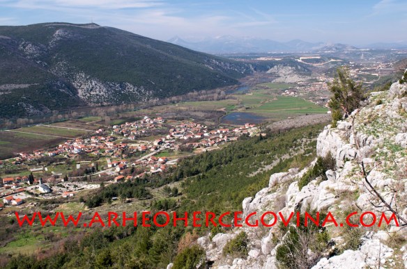 Pogled na dolinu rijeke Trebižat i Crno brdo prema Ljubuškom polju.