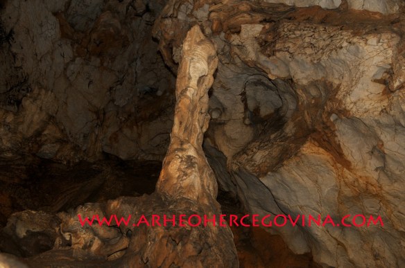 Unutrašnjost druge prostorije Šabića pećine sa velikim stalagmitom