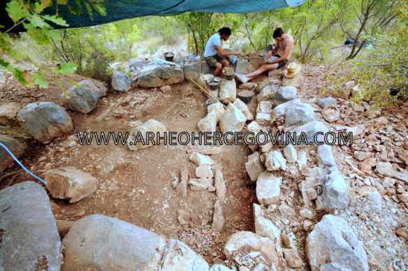 Pogled sa zapada na grobnu arhitekturu.