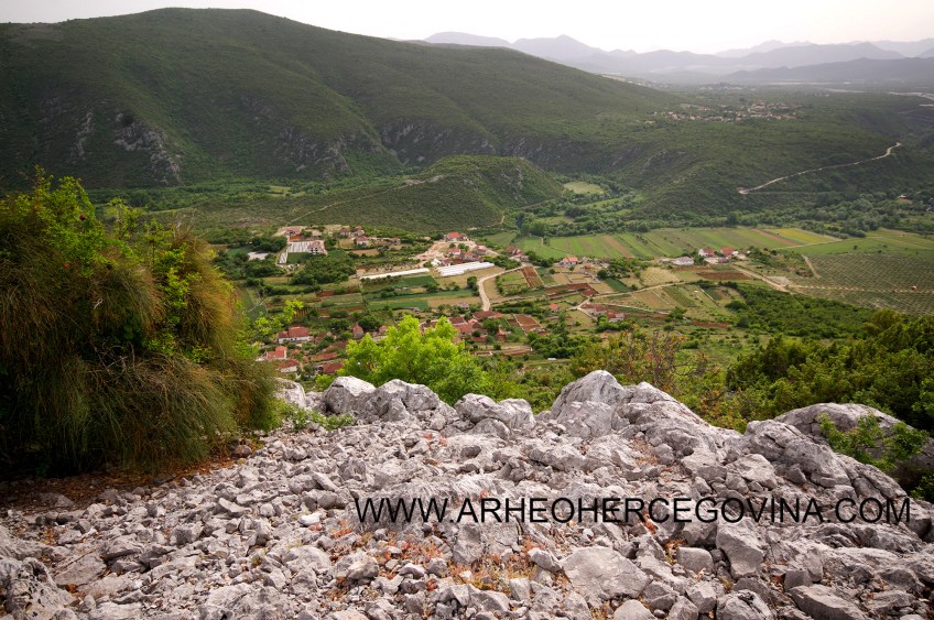 Pogled s gradine Osoje prema Krteljevcu, Gradini u Prćavcima i Crnom brdu.