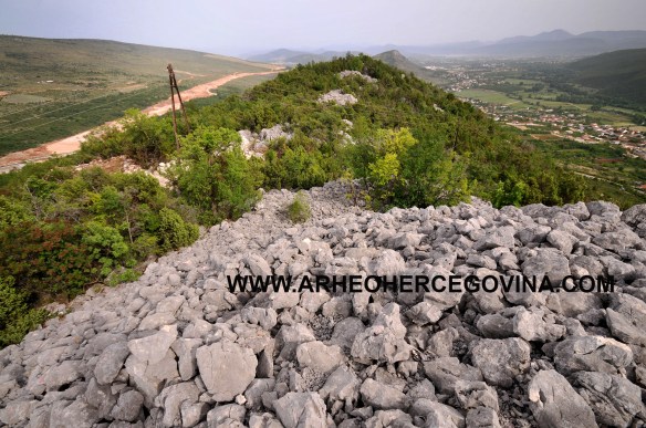 Pogled prema Neretvi, Hutovu i Hotnju. S lijeve strane izgradnja nove dionice autoputa prema Počitelju.