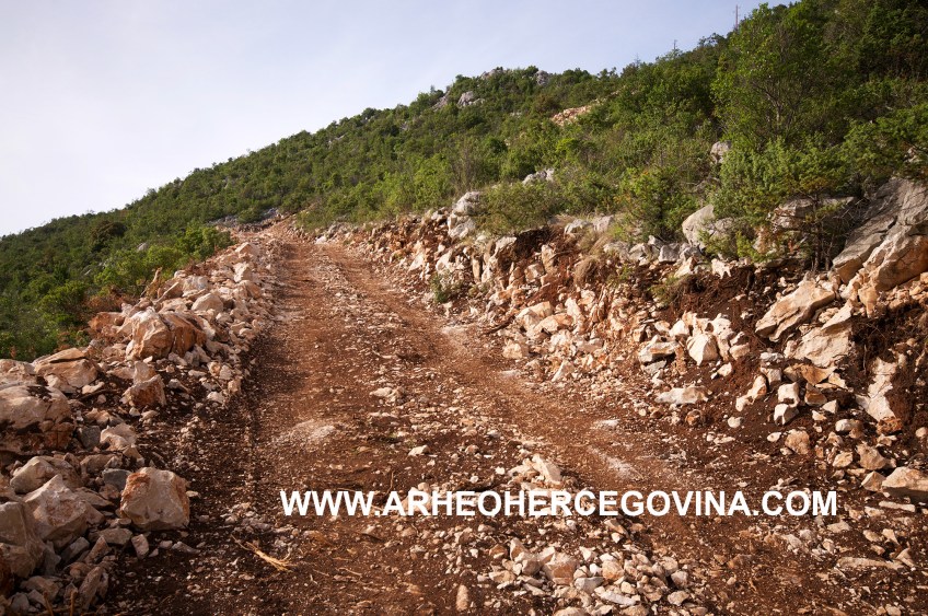 Južni pristupni put gradina Osoje, Zvirovići